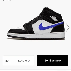 Air Jordan 1 Racer blue - Air Jordan 1 Racer blue mid Helt Nya. säljer eftersom dom va ett storlek för små. jätte snygga kommer med Jordan sko låda och restocks verified authentic chip. (24.5cm) köpt från restocks (Finns också ett par röda som jag säljer i storlek 39) du swishar när jag sckickar bild på paketet med ditt namn och adress. Köp direkt för 2300+frakt. (Om du vill använda plick safe pay kostar det 100kr extra
