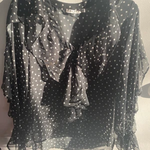 Prickig blus - Super härlig och fin blus från nakd. Endast använd 2 gånger. ❤️