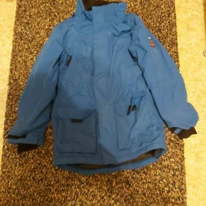 Fin jackan till barn stl 128 frakt fritt fritt - Fin jackan.  Stl 128..passar till damer eller killar. Frakt fritt. Betalning swish eller PayPal  Frakt fritt runt Sverige 