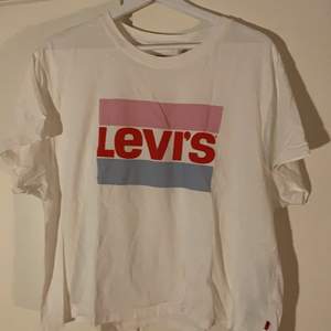 En vit t-shirt från Levis, nästan aldrig använd. Bredare/ kortare modell. Inga fläckar eller så.