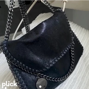 Väska med glitter  - En väska med glitter och sitter jätte fint, den är svart så går ihop med många kläder 🖤 ( första bild lånad) 