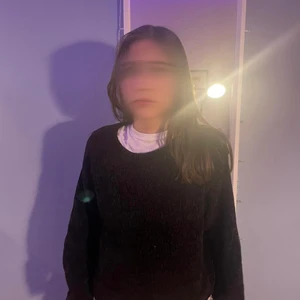 Svart tröja - En jättefin svart stickad tröja från Kappahl. Vi säljer den för att jag inte använder den. Den passar till väldigt mycket saker kan piffas upp med lite smycken. 