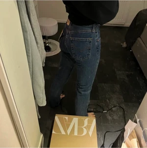 Levis jeans - Levis 505. Små i midjan (sitter som 25) o bra längd på mig som är 173. Skriv vid frågor