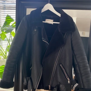 Bikerjacket - Säljer denna jacka från zara, väldigt fint skick! Stl xs men känns en aning oversize. Nypris låg över 1000kr