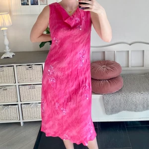 Klänning - Säljer en klänning. Ger Phoebe Buffay vibes, älskar! Tyvärr lite för stor på mig som vanligtvis har 36/38. Köpare står för frakt💗