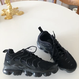 NIKE Air VaporMax Plus - Coola Nike skor i väldigt bra skick ✨ Snygga till både kostymbyxor och träningskläder ⚡️ Nypris 2350kr