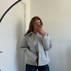 Jacka - En lite oversized jacka ifrån NA-KD. Superfin jacka som tyvärr inte kommit till användning. Den är i väldigt fint skick🤎🤍