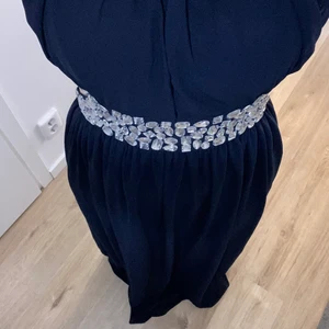 Maxiklänning med öppen rygg - Super fin maxiklänning köpt och endast använt 1 gång. Super fin öppning på ryggen. Detta är en storlek 12 UK passar mig som är S/M. Den har en öppning vid brösten men har sytt ihop detta lite snyggt, önskar man att ha de öppet går det bra det med.                                                                                                              Skicka gärna DM vid intresse och mer information vad som gäller när man köper från mig se profil🌸