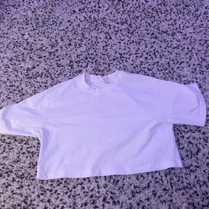 Vit t-shirt - En vi t-shirt! Har inte använt så mycket. Säljer för att jag inte använder den. 