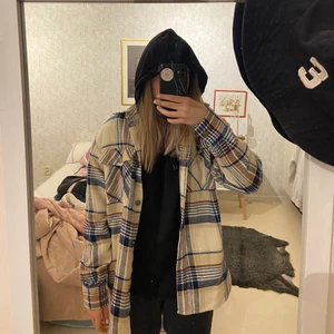 Vårjacka från Ginatricot  - Rutig vårjacka från Ginatricot i väldigt tunt material så kanske mer en jacka till sommaren, oversize men väldigt skön. Själv tycker inte jag att jag passar i sånna ”stora” jackor därför jag säljer den💗💗