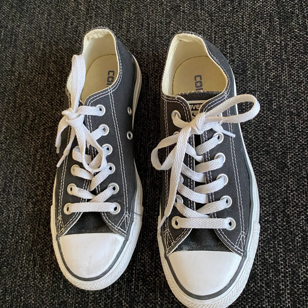 Säljer mina svarta korta converse skor köpta för några år sedan och kom bara till användning ett par få gånger. Skorna är i storlek 37,5 men passar mig som är 38. Köparen står för frakt, men pris går att förhandla💕☺️. Skor.