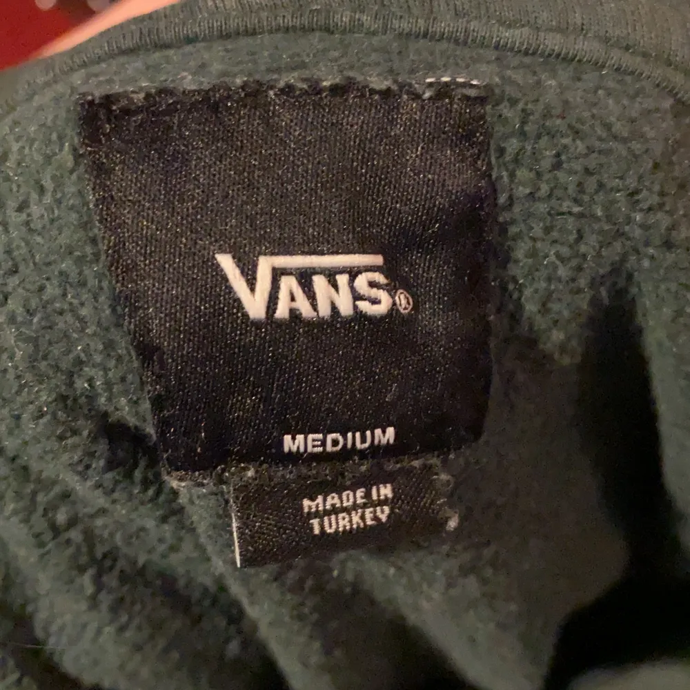 En hoodie från vans som endast är använd ett fåtal gånger! Den är i storleken M och har en normal passform. Den sitter otroligt skönt och är snygg på. Nypriset är 600kr! Köparen betalar för frakten!. Hoodies.