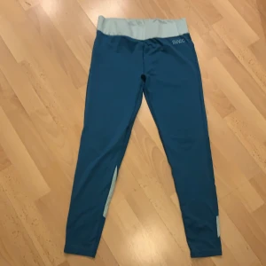 Träningsbyxor L - Säljer dessa blå träningsbyxor då det är en färg som jag inte riktigt trivs i. Det står att storleken är L men de passar M jättefint också! Midjebandet är väldigt strechigt och byxorna är ett tunt material och även squatproof! 