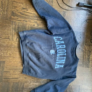 Collage tröja - Blå collage tröja i bra skick