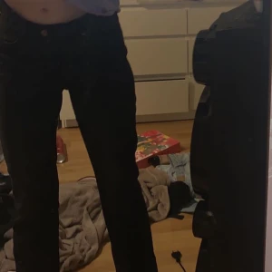 ”Zara jeans” svarta lite lågmidjade - Köpta på Sellpy för 360kr, står ej var de är ifrån, andvända ca 4 ggr, sitter lite undernavlen, liknar de populära ”zara jeansen”. Säljer dom för de har blivit för små i benen på mig som är 169cm