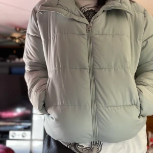 Jacka från lager 157 - Ljusblå jätte fin jacka från lager 157 säljer då jag rensar jackor, köpt för 4-5 månader sen och endast använd en gång. Det är en small men passar även medium då jag är det