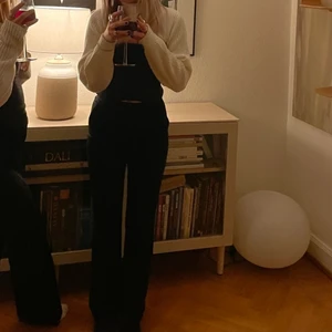 kostymbyxor  - Ett par svarta kostymbyxor som passar bra på mig förutom att dem är lite korta (jag är 167 cm) ❣️