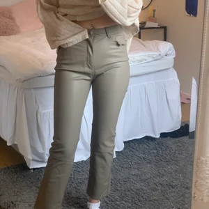 skinnbyxor - Greigea skinnbyxor som knappt är använda i strl xs! De kommer inte till användning därför säljer jag🧡