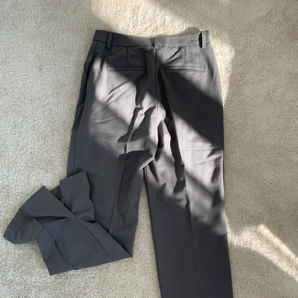 Gråa kostymbyxor från NAKD, är uppsydda för att passa min längd (är 170cm) men kan enkelt sprätta upp det! Slits, så fina nu till våren! 💜🙌🏽. Jeans & Byxor.