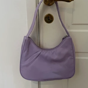  Snygg handväska💜💜  - Snygg lila handväska från monki💜💜 aldrig använd 
