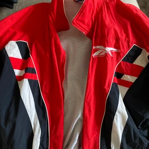 Vintage reebok jacka  - Vintage Retro Reebok jacka i fint skick. Tunt material  och funkar som sport/träningsjacka. Funkar som oversize, storlek XL. Kan mötas upp, köparen står för frakt✨
