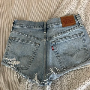 Blå Levis shorts - Köpta på Sellpy strlk ”M” passar mer en S/XS. Snygga slitningar nertill