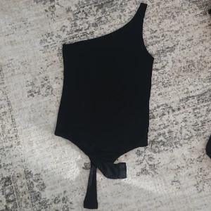 Bikbok body - Säljer en fin body från bikbok i strl XS. Väldigt bekväm men tycker inte den kommit så mycket till användning och därför säljer jag den tyvärr. Finns spänne som sitter mellan benen och tyget är ett väldigt skönt material. Köpt för 300 och säljer för 200 plus frakt❤️