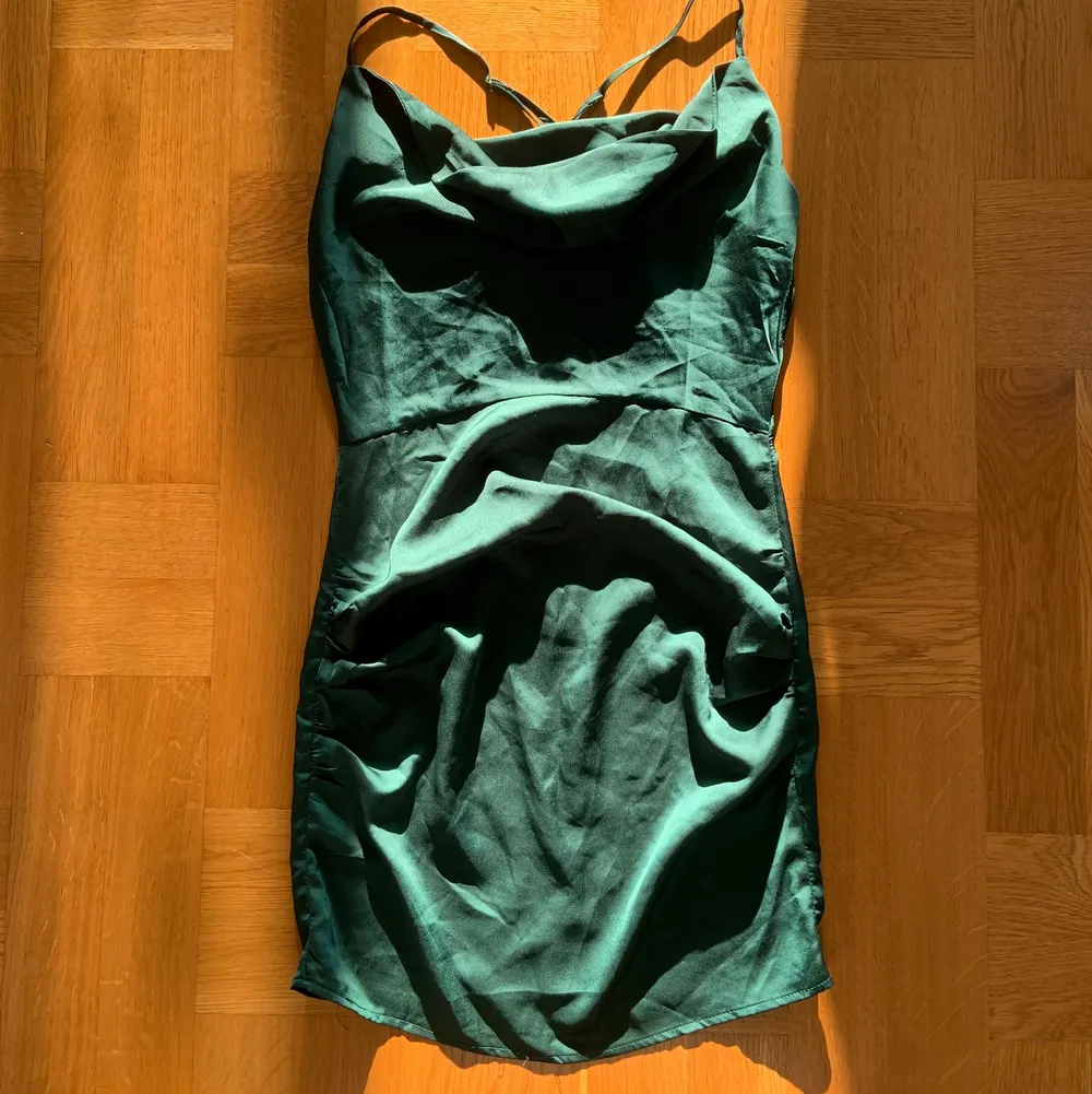 Säljer min gröna JÄTTEFINA klänning från Boohoo, då den tyvärr är för liten för mig💓💓💓 passar perfekt till fest eller vardag! . Klänningar.