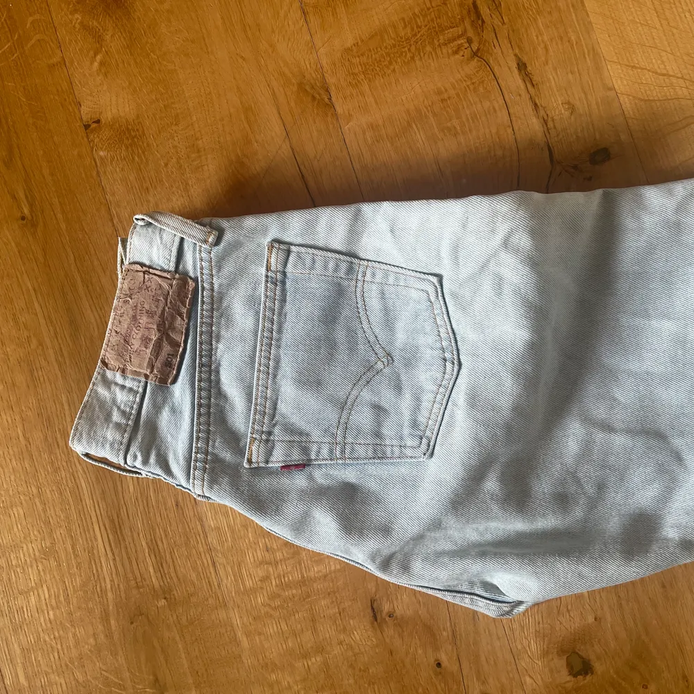 Säljer nu mina jätte fina Levis jeans! Då dom blivit för små. Lite lågmidjade,ljus blå. Använda fåtal gånger.  Jag är 166,passar mig bra bara att jag tycker att dom är lite för korta. Går precis under fotknölen. Skriv pm/dm för mer info & pris kan diskuteras. ❤️. Jeans & Byxor.