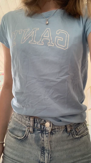 GANT, storlek 146/152 - Jag säljer min Gant T-shirt då den inte kommer till användning längre. Bra skick o fin blå färg, pris kan diskuteras