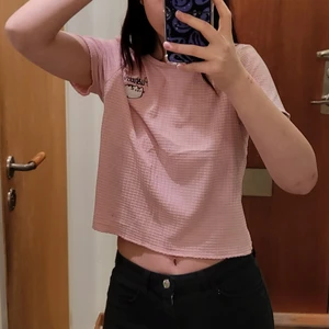 Pusheen tröja - Tröja från Primark med Pusheen på. Använt en del men är fortfarande i bra skick. Är väldigt lös o skulle kunna passa M (: