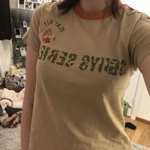 T-stort med tryck på ryggen - Har haft denna tröjan sen i somras har inte används alls! Super fin och skön 🤎🤍