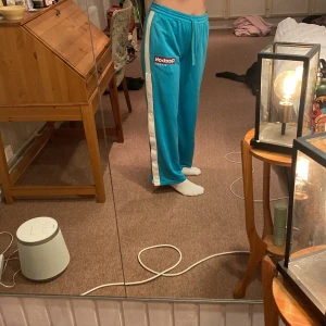 Reebok classic  - Ett par coola reebokbyxor, kanske för en dansare? :) Superfina, men kommer aldrig till använding :( 