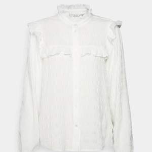 Säljer denna vita blus från monki, knappt använt, nypris 300, säljer för 90