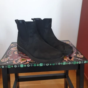 Ecco kängor - Ecco-kängor i svart läder. Använda sparsamt under en säsong. Kan mötas i Göteborg eller skicka. Mottagaren betalar frakt :) 