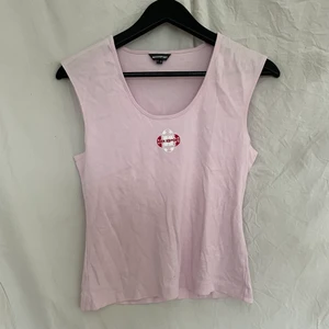 rosa linne - rosa linne med ett litet tryck på bröstet. skitsnyggt skuret, men använder sällan rosa själv