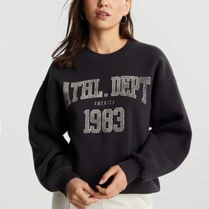 Sweatshirt från Gina Tricot i storlek XXS men passar också XS. Nypris är 249kr 