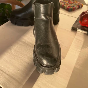 Chunky boots  - Fint skick nästan oanvända! Storlek 39 tts. Grov tung sula.
