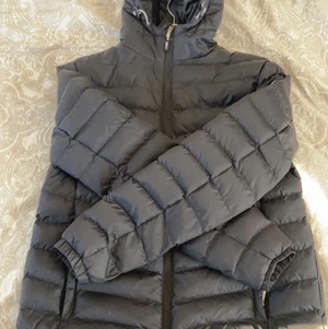 Vinson polo club jacka - Säljer min vinson polo club jacka efter som att den böjar bli lite för liten. Köpte den för ca ett år sen men den är inte så mycke använd dock så har den en liten skråma i vänster arm men de är lätt att sy igen!                    Nypris är 499kr