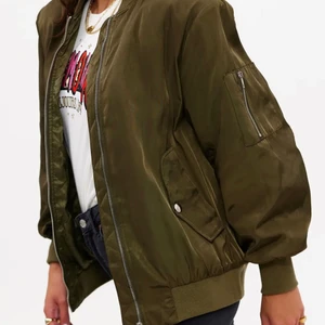 Bomberjacka  - Säljer en grön bomberjacka, helt oanvänd