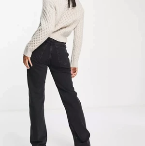 Straight jeans med slit - Svarta straight jeans med slit från pull and bear. Långa i benen. Helt oanvända säljs pga fel storlek