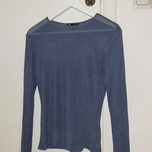 Blå tröja zara storlek small - En jätte fin mörk blå tröja från zara. Aldrig andvänd. Inga skador. Storlek s. Den är lite genomskinlig!Hör av er om ni är intresserade eller har några frågor!