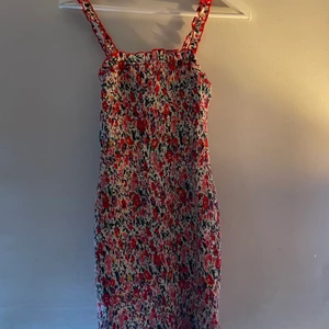 Klänning - Fin smockad känning från nakd💕använd en gång