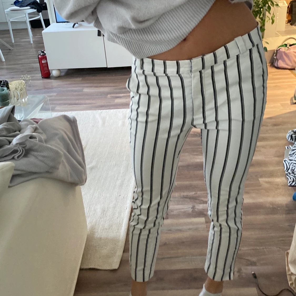 Randiga kostymbyxor från mango