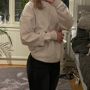 Vit sweatshirt  - En vit jättefin sweatshirt som tyvärr inte kommer till användning. Den är jätte skön och har ett väldigt mjukt material.