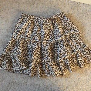 Leopardmönstrad volangkjol - Leopardmönstrad volangkjol från Shein. Använd ca 5 ggr, är i bra skick.