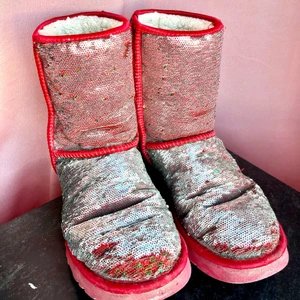 Glittriga Uggs  - Superfina glittriga Uggs😍 storlek 37/38! Säljs billigt då dom är slitna. Man kan byta håll på glittret så dom blir rödgröna⭐️
