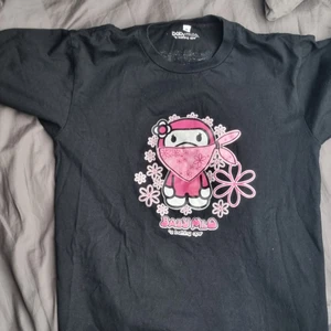 Baby milo T-shirt M/S - Jag kan inte garantera att tröjan är äkta, har inte särskillt bra koll på bape/babymilo!                             Cond 6/10 tröjan är välanvänd och trycket har missfärgats lite. Tröjan sitter litet på mig som är 180cm/70kg typ som en S. Bara att skriva om ni vill ha mer info/bilder. 