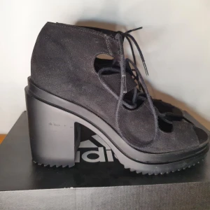 Klackskor med sandalett detaljer  - Säljer dessa snygga klackskorna köpta från H&M i storlek 38. De är endast använda 2 gånger men har dock lite osynliga skavanker som endast syns med blixt på. Mitt pris 90kr. 