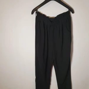 Helt nya kostymbyxor  - Aldrig använda kostymbyxor i storlek S från bikbok. Men  tyvärr har jag tappat bort det tunna skärpet som egentligen medföljer. Mitt pris: 65 kr.